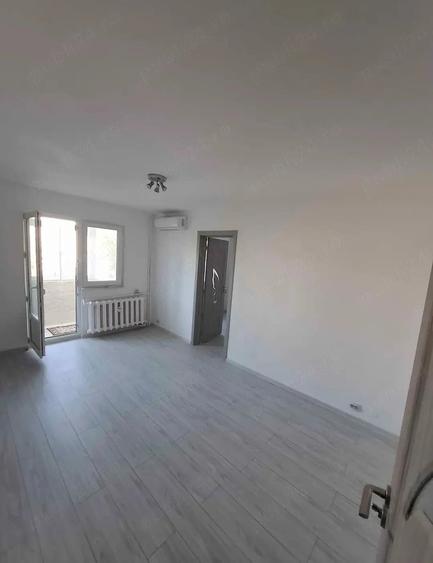 Apartament cu 3 camere semidecomandat în Tomis Nord