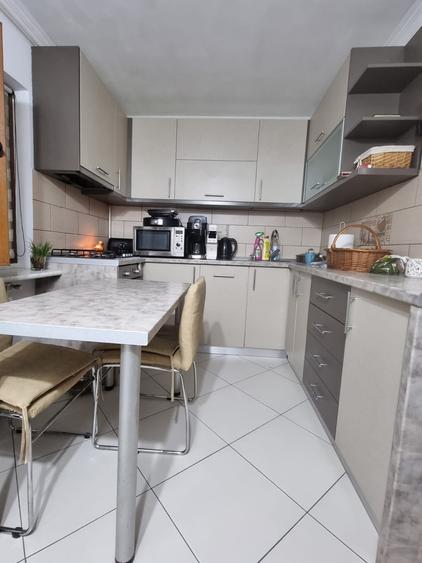 Apartament cu 4 camere decomandat, mobilat în Nicolina