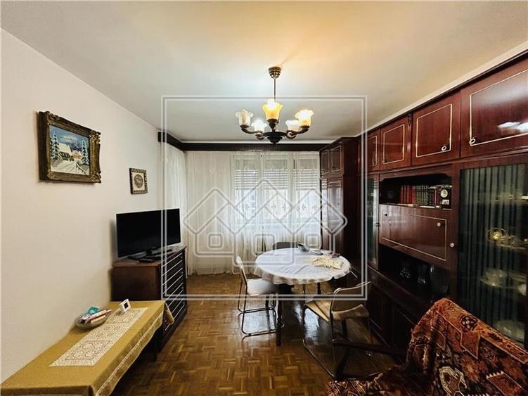 Apartament cu 3 camere decomandat în Ștrand