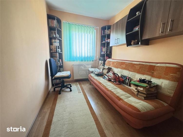 Apartament cu 3 camere decomandat în Valea Aurie