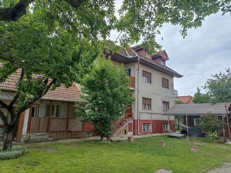 Casă cu 7 camere cu Canalizare în Spitalului