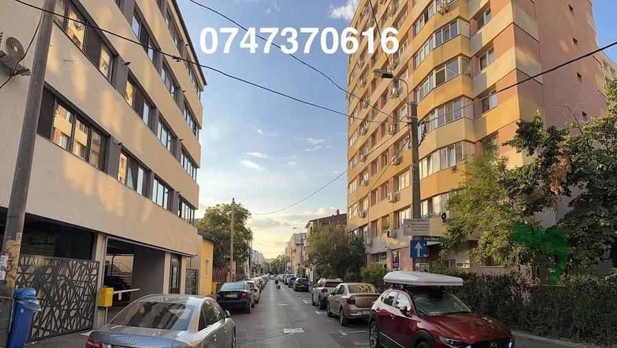 Apartament cu 3 camere semidecomandat în Obor