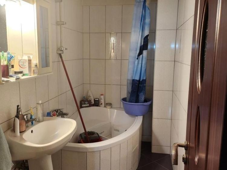 Apartament cu 3 camere decomandat în Drumul Sării