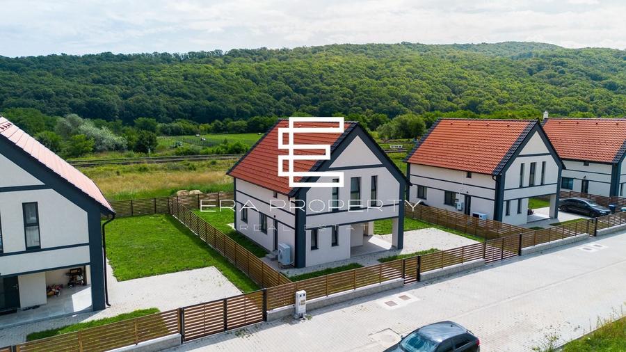 Casă individuală cu 4 camere cu Canalizare în Est