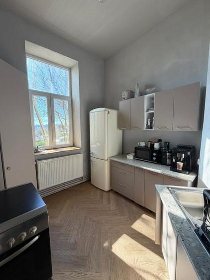 Apartament cu 5 camere semidecomandat în Peninsula