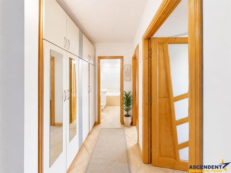Apartament cu 3 camere decomandat în 13 Decembrie