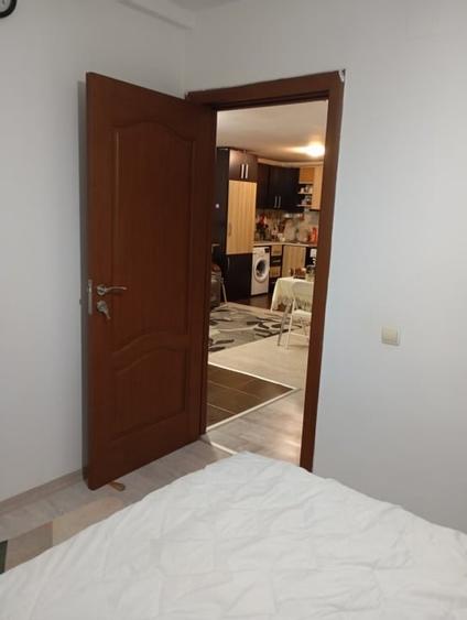 Apartament cu 3 camere semidecomandat, mobilat în Rovine