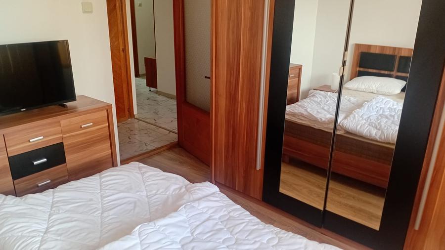 Apartament cu 3 camere decomandat, mobilat în Intim