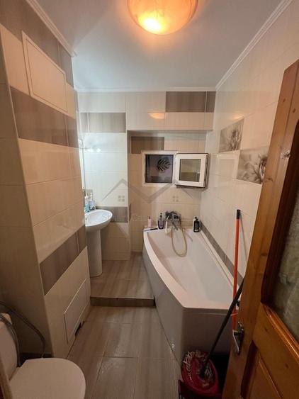 Apartament cu 4 camere decomandat în Cug