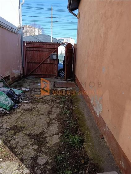 Casă individuală cu 5 camere cu Canalizare în Broșteni