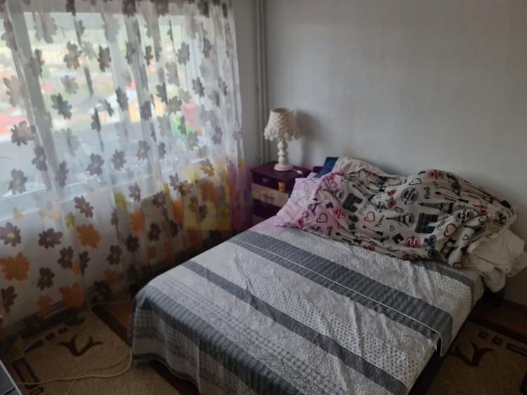 Apartament cu 3 camere decomandat în Cuza