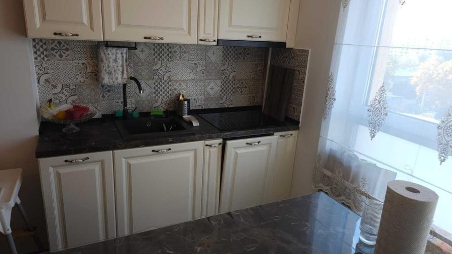 Apartament cu 3 camere semidecomandat în Apărătorii Patriei