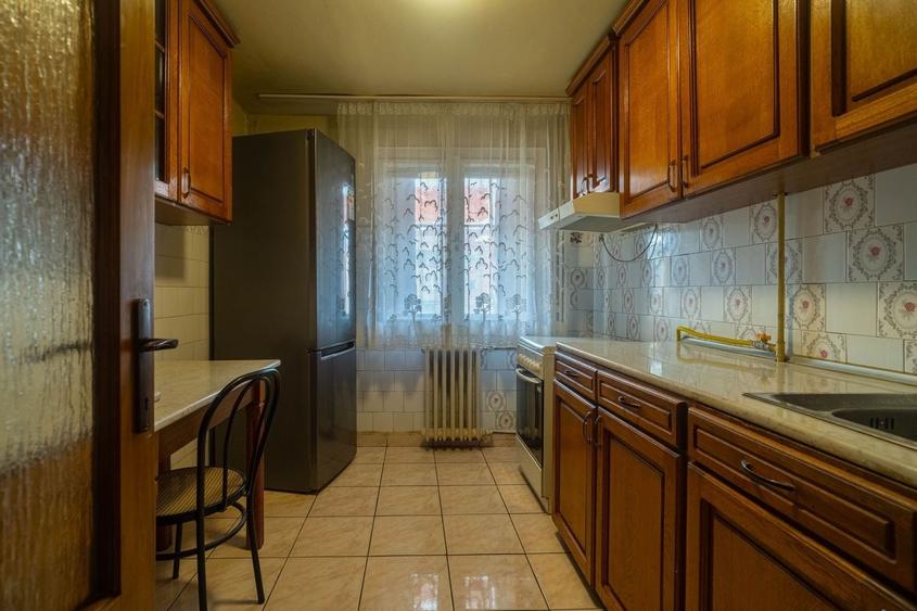 Apartament cu 3 camere semidecomandat, mobilat în Central