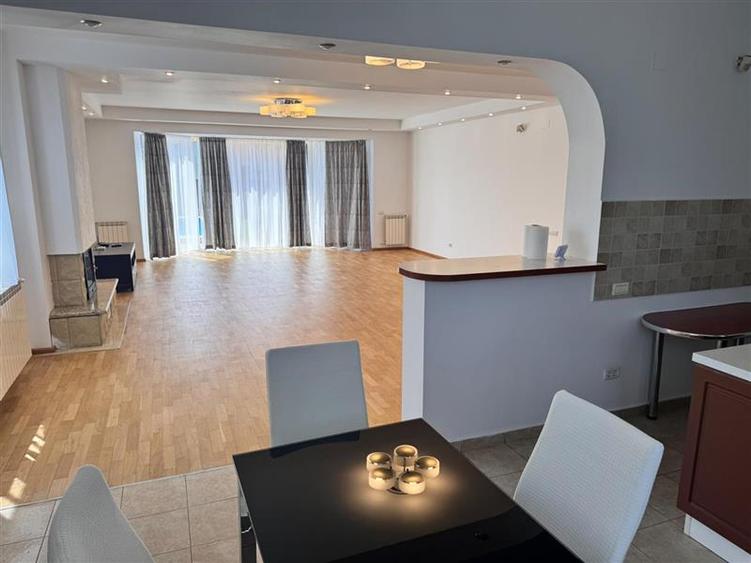 Casă individuală cu 6 camere cu Piscina în Iancu Nicolae