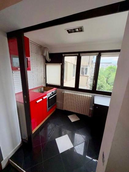 Apartament cu 4 camere semidecomandat în Crângași