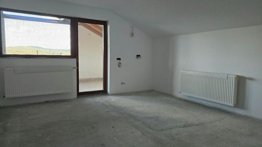 Casă cu 8 camere cu Teren 830 Mp în Brănișca