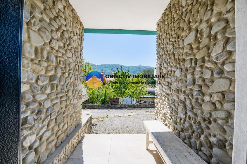 Casă individuală cu 6 camere cu Canalizare în Central