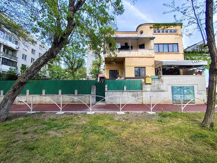 Casă cu 7 camere cu Teren 600 Mp în Central