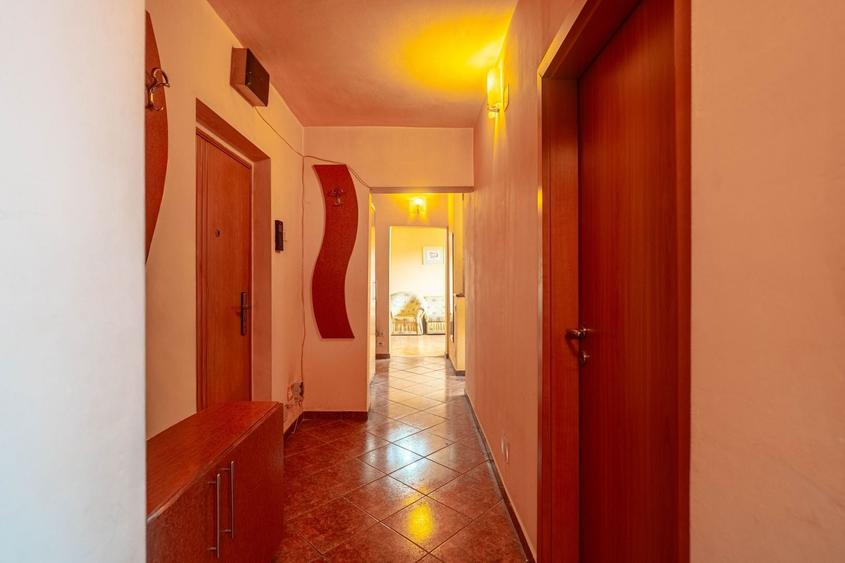 Apartament cu 4 camere semidecomandat în Micălaca