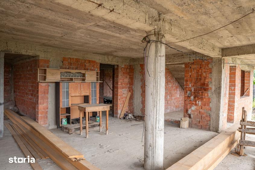 Casă cu 8 camere cu Teren 595 Mp în Scorțeni