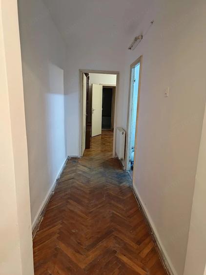 Apartament cu 3 camere semidecomandat în Vest