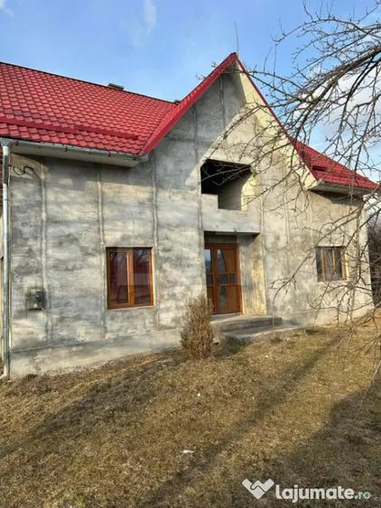 Casă cu 5 camere cu Teren 1000 Mp în Central