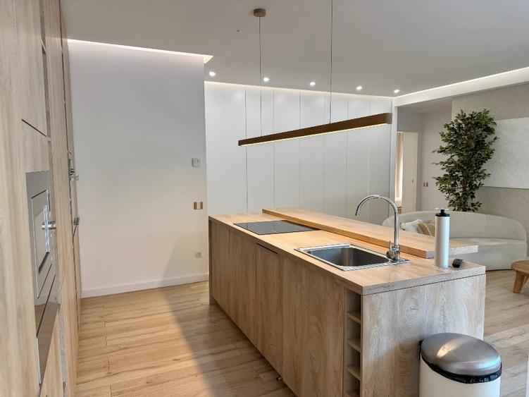 Apartament cu 3 camere, mobilat în Central
