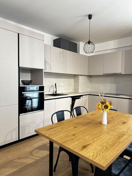 Apartament cu 3 camere semidecomandat, mobilat în Pipera