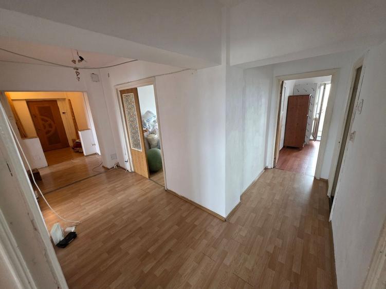 Apartament cu 4 camere decomandat în Poarta 6