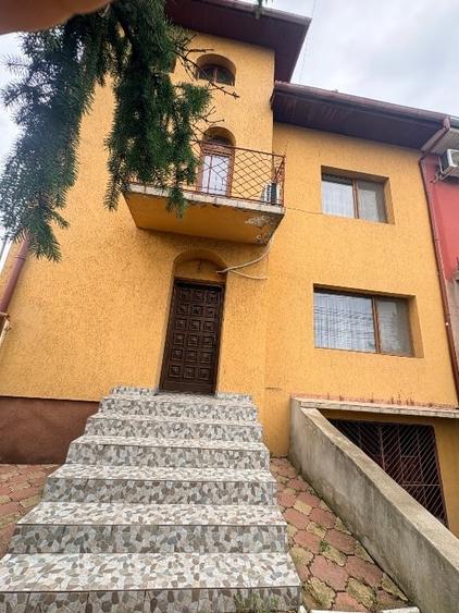Duplex cu 5 camere cu Canalizare în Central