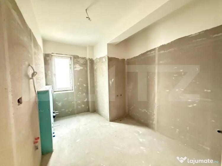 Apartament cu 3 camere semidecomandat în Soarelui