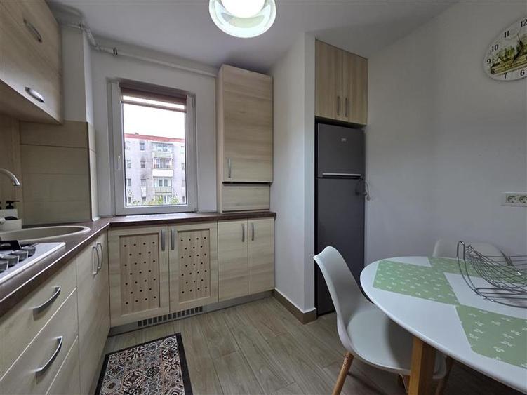 Apartament cu 3 camere semidecomandat, mobilat în Gării