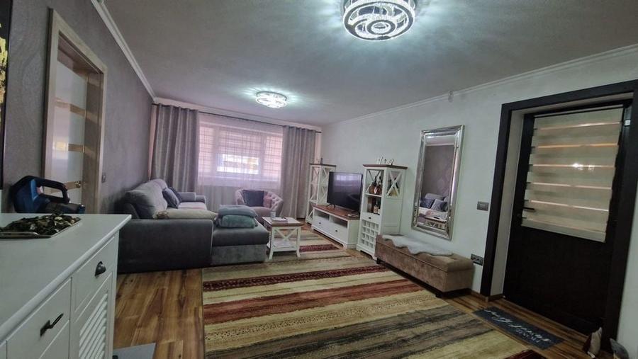 Apartament cu 3 camere în Cetate