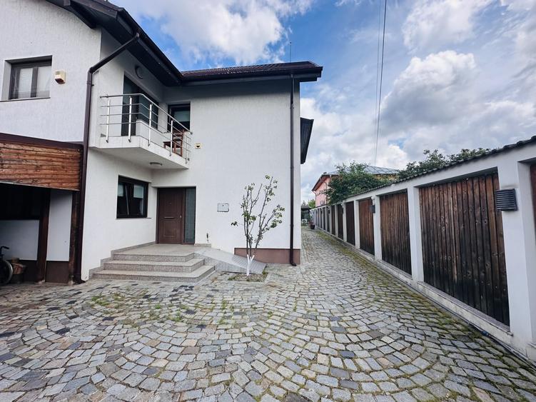 Casă individuală cu 7 camere cu Piscina în Roșu