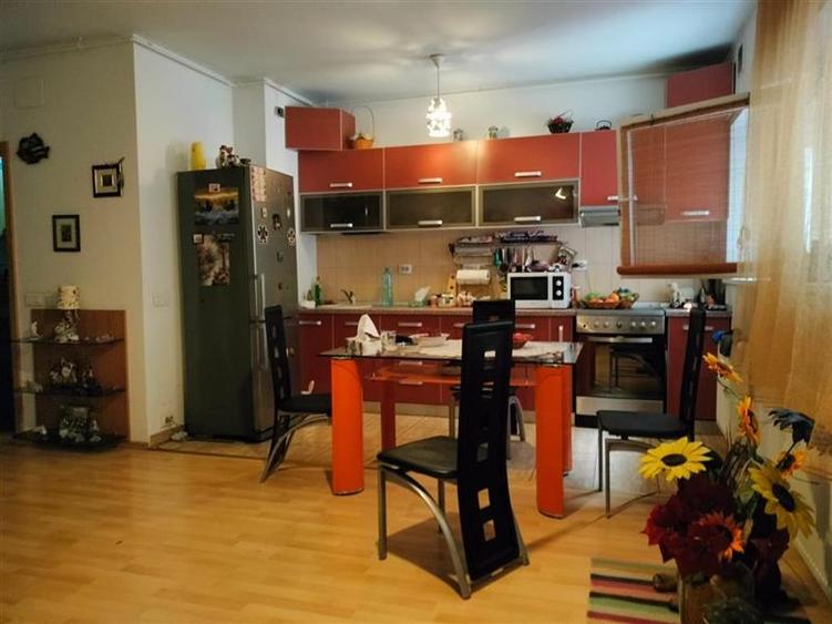 Apartament cu 3 camere decomandat, mobilat în Titan