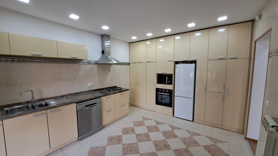 Casă cu 6 camere cu Piscina în Central