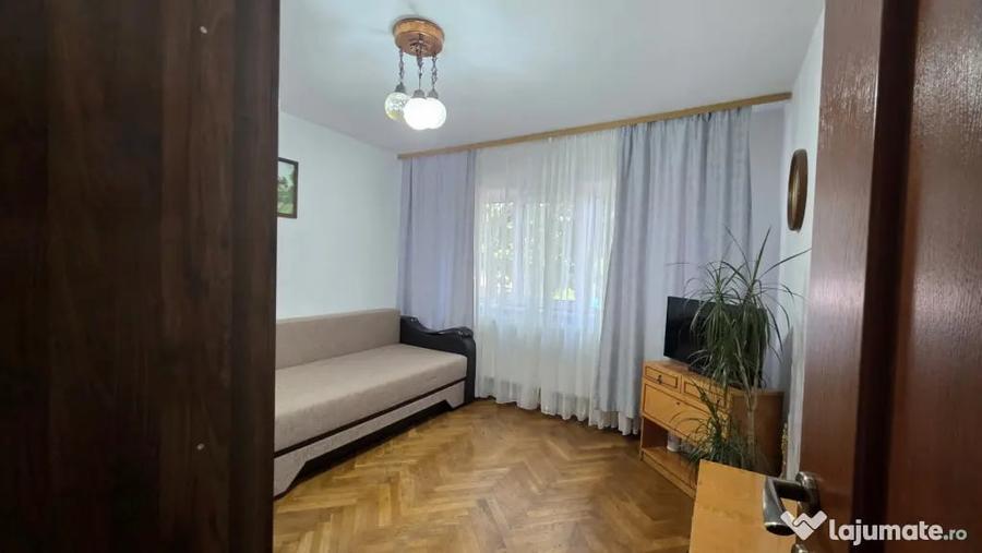 Apartament cu 3 camere decomandat în Aradului