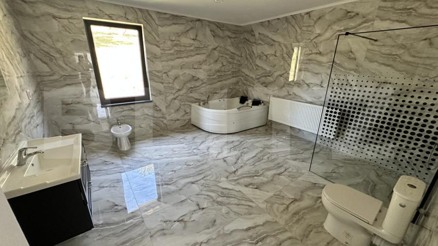Casă cu 5 camere cu Teren 3200 Mp în Luncoiu de Sus