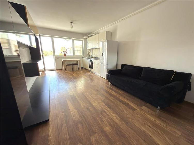 Apartament cu 2 camere semidecomandat în Tractorul