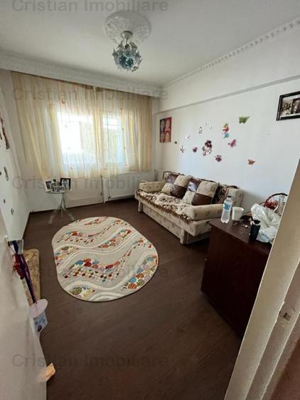 Apartament cu 4 camere semidecomandat în Apollo