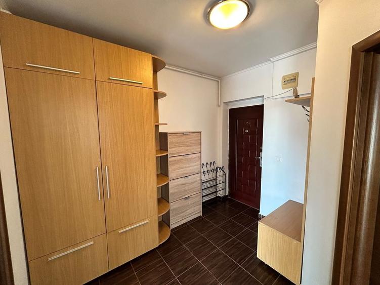 Apartament cu 2 camere semidecomandat, mobilat în Est