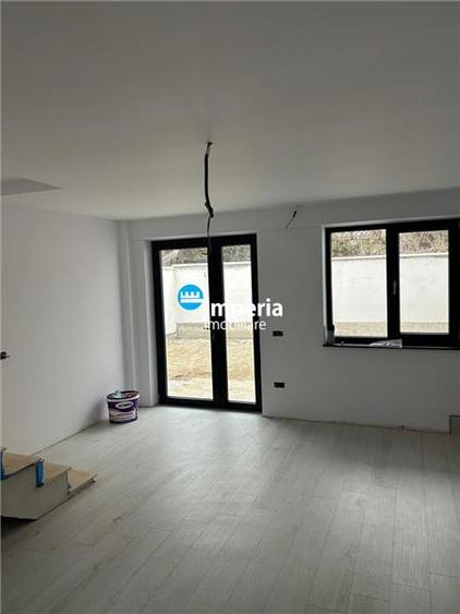 Duplex cu 4 camere cu Canalizare în Bucium