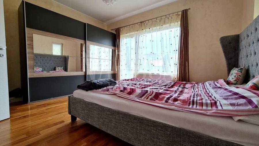 Casă individuală cu 9 camere cu Canalizare în Zorilor