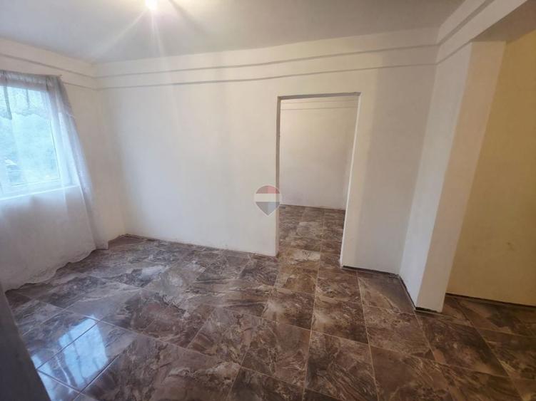 Apartament cu 3 camere decomandat în Săvinești
