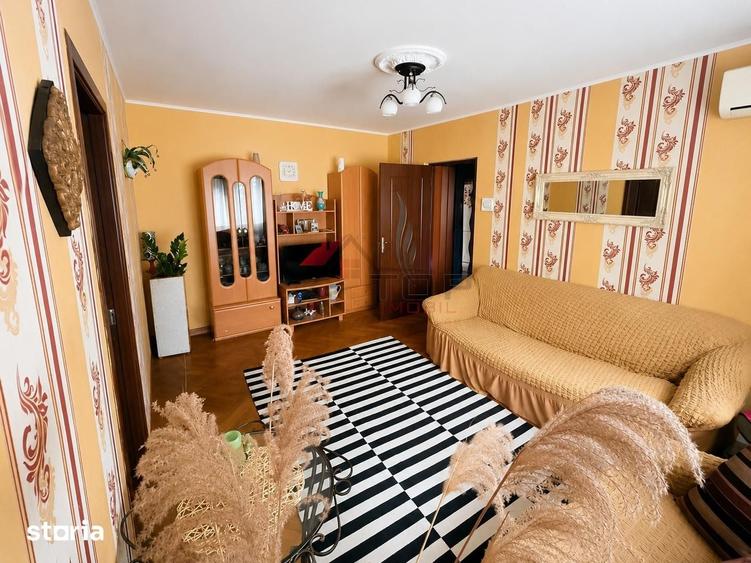 Apartament cu 3 camere semidecomandat în Podu Roș