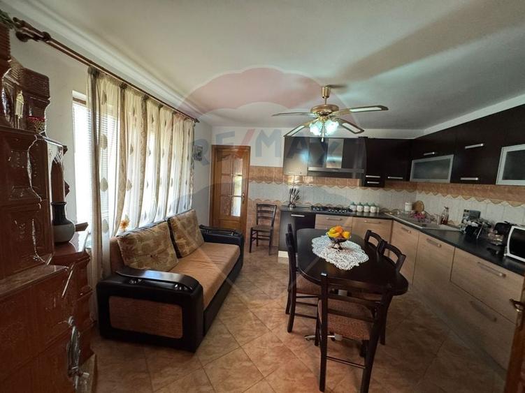 Casă individuală cu 6 camere cu Teren 1526 Mp în Bolotești