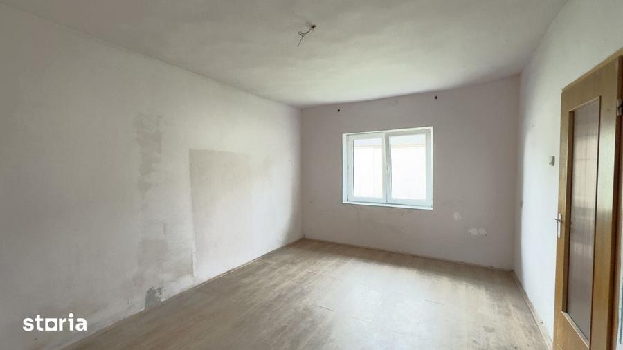 Casă cu 3 camere cu Teren 3263 Mp în Central