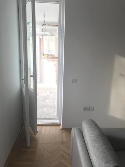 Apartament semidecomandat în Est