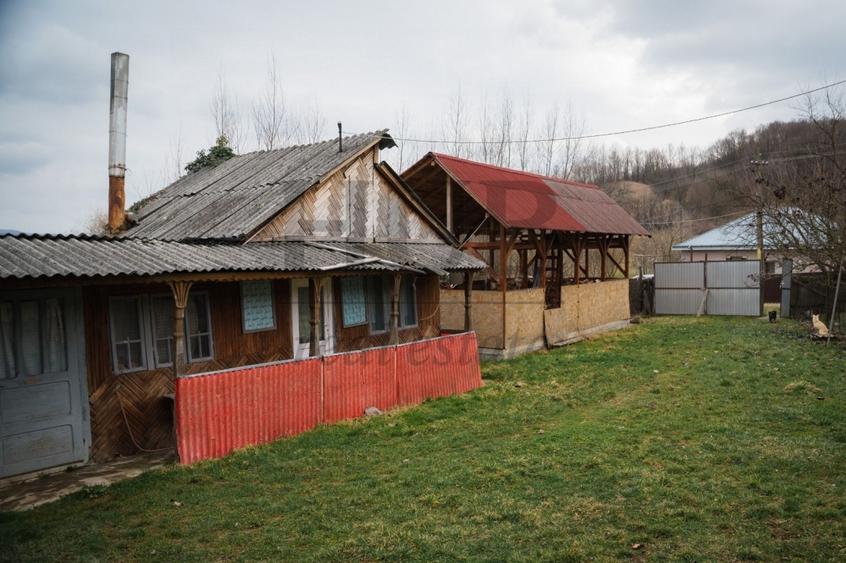 Casă individuală cu 5 camere cu Garaj în Strugari