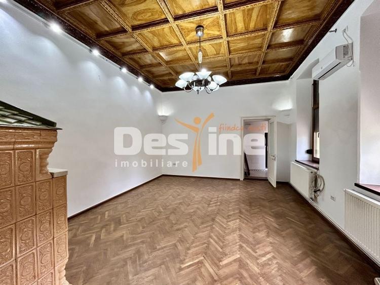 Casă individuală cu 9 camere cu Canalizare în Gheorghe Doja